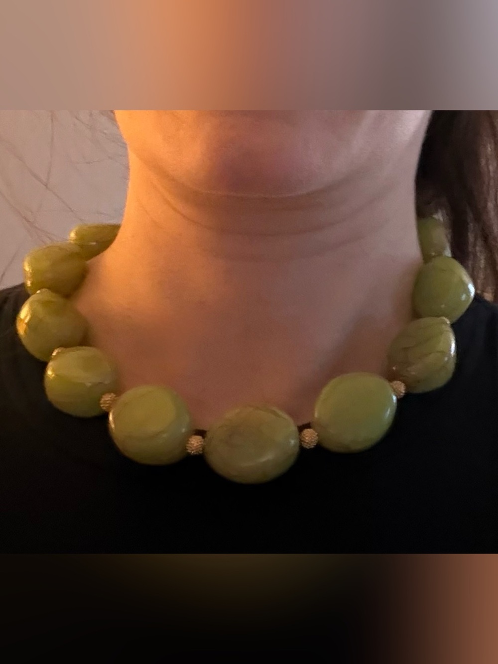 Green Crackled Short Necklace with Magnetic Closure